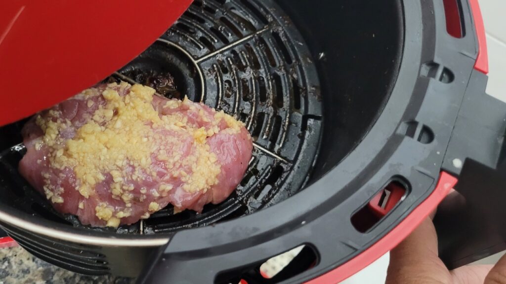 Carne de porco suína copa lombo dentro da gaveta da air fryer