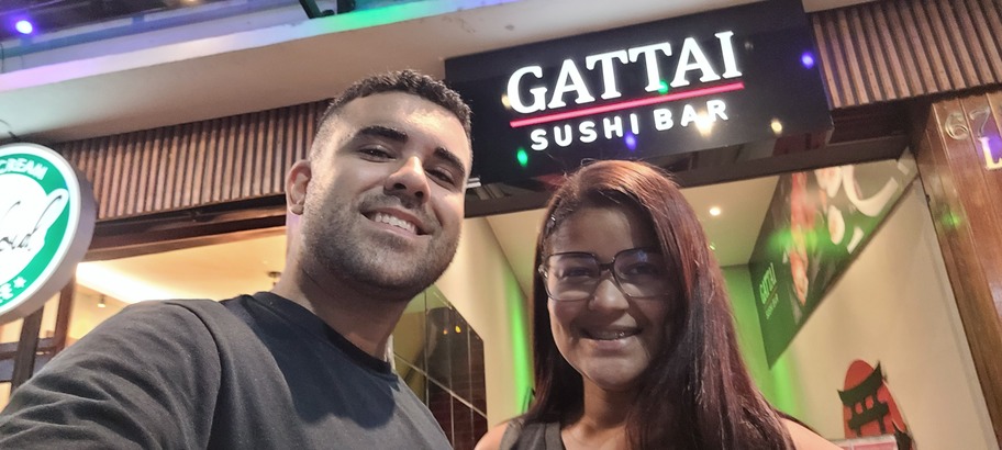 Casal em frente a entrada do restaurante, sorrindo. O homem se chama Jonatas Azeredo, o editor deste artigo.