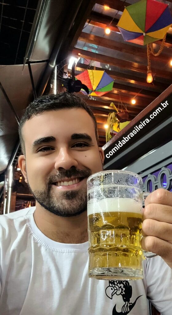 Jovem segurando caneca de chopp