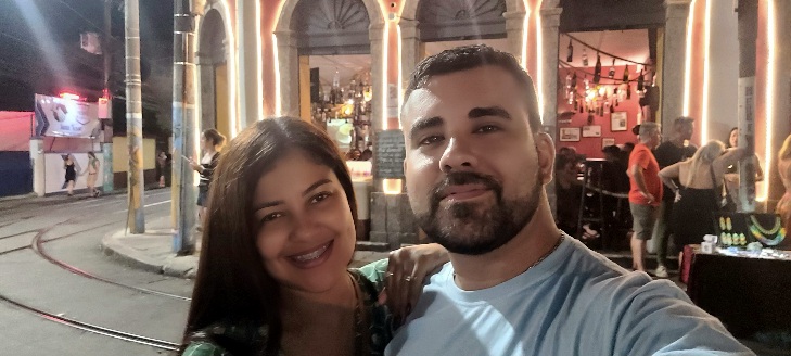 Casal em largo do guimaraes em santa teresa no rio de janeiro